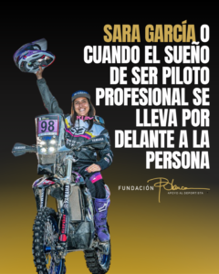 Sara García sobre su moto de competición, levantando el casco con una sonrisa y el mensaje “cuando el sueño de ser piloto profesional se lleva por delante a la persona”.