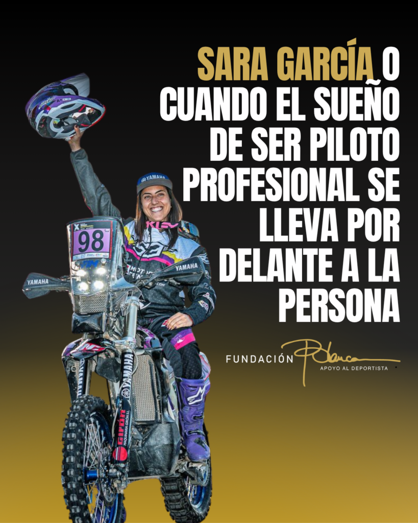 Sara García sobre su moto de competición, levantando el casco con una sonrisa y el mensaje “cuando el sueño de ser piloto profesional se lleva por delante a la persona”.