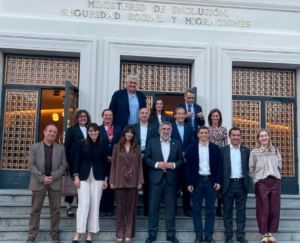 Lola Fernández Ochoa, Almudena Cid y Fernando Romay junto a representantes del Ministerio de Seguridad Social en defensa de los derechos de los deportistas